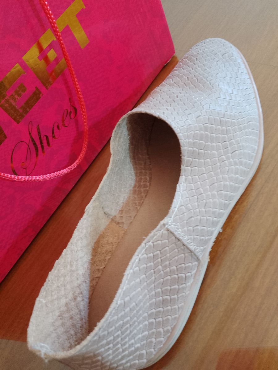 Zapatos de Mujer tipo ballerina en punta, N* 36 de cuero blando croco, beige claro.