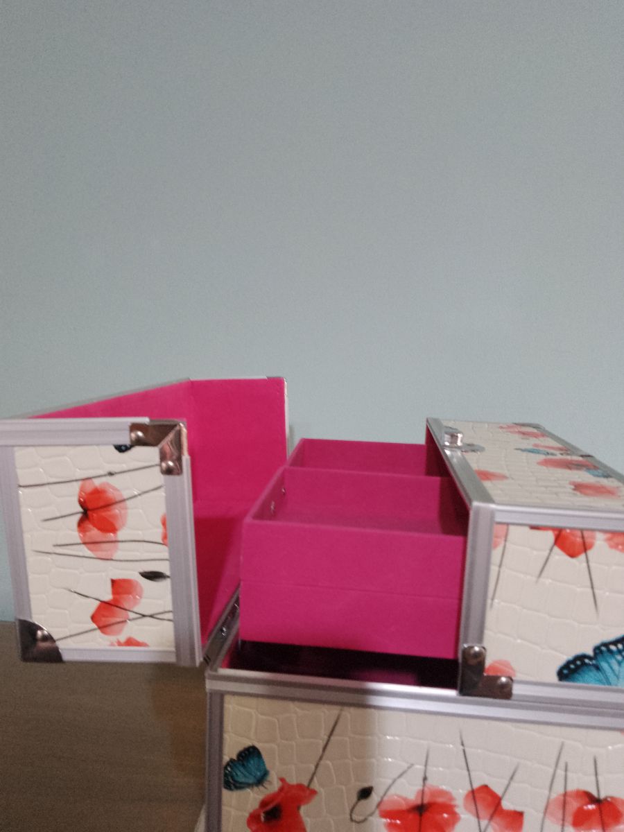 Maletín para guardar maquillajes .Para nena de regalo: 1 coronita y 1 perfumina.*VENDIDO*