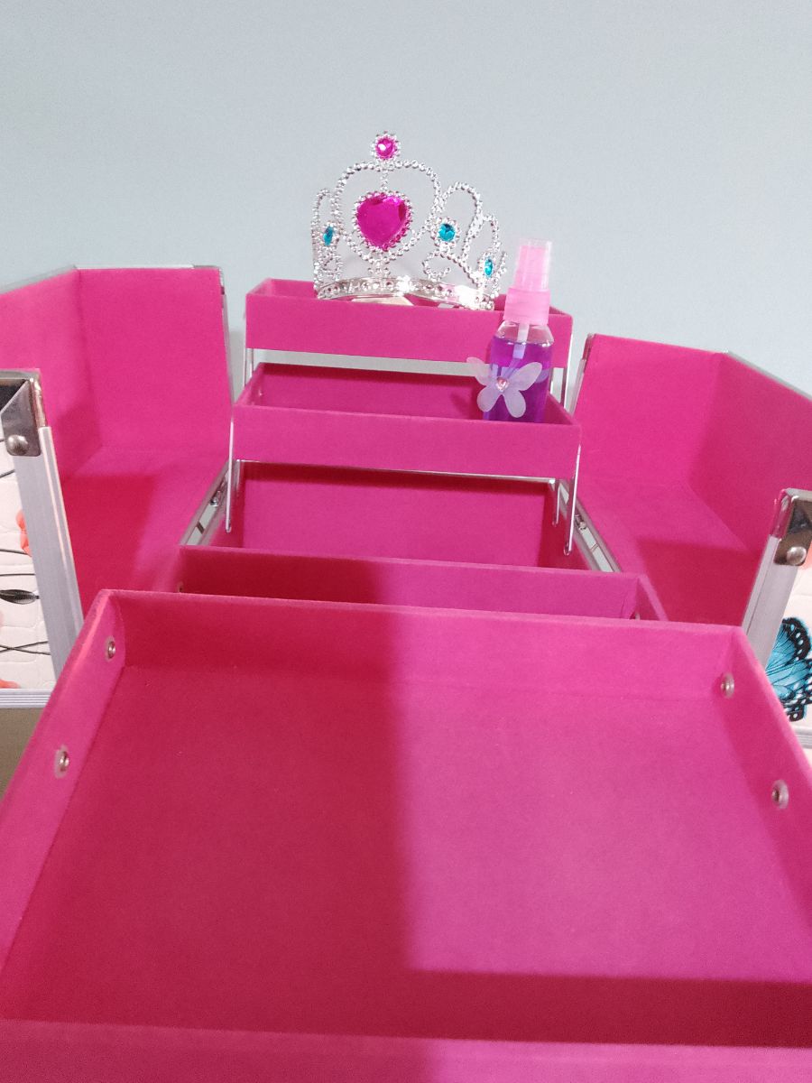 Maletín para guardar maquillajes .Para nena de regalo: 1 coronita y 1 perfumina.*VENDIDO*