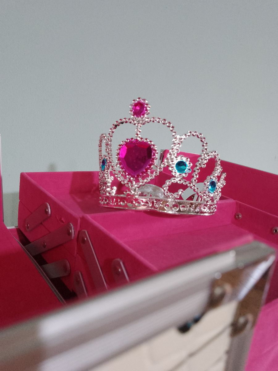 Maletín para guardar maquillajes .Para nena de regalo: 1 coronita y 1 perfumina.*VENDIDO*
