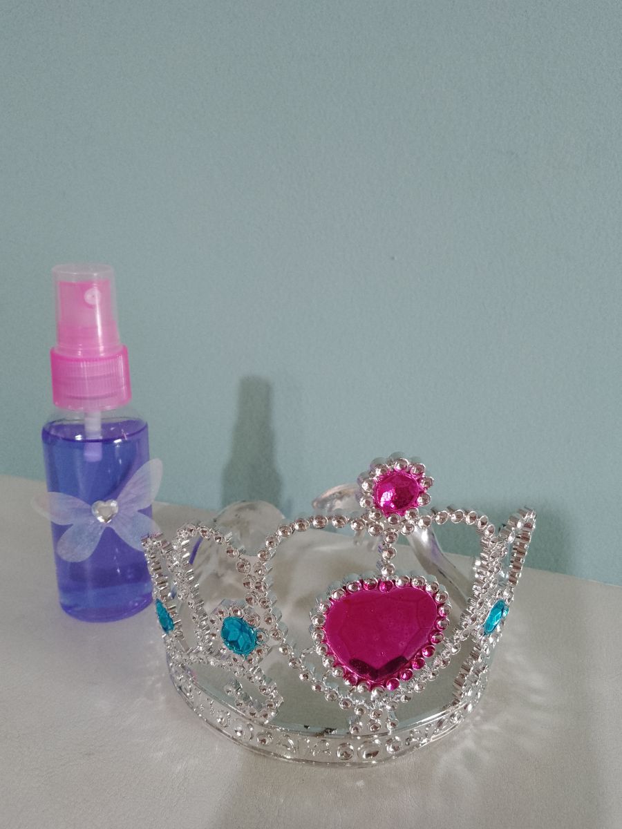 Maletín para guardar maquillajes .Para nena de regalo: 1 coronita y 1 perfumina.*VENDIDO*
