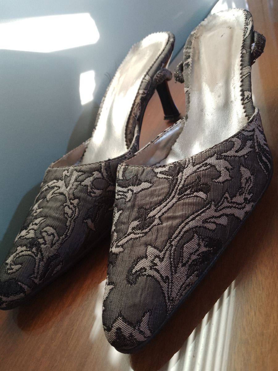 1 par de zapatos de Mujer + 1 sobre con cadena desmontable + 1 sobre de raso (para eventos)