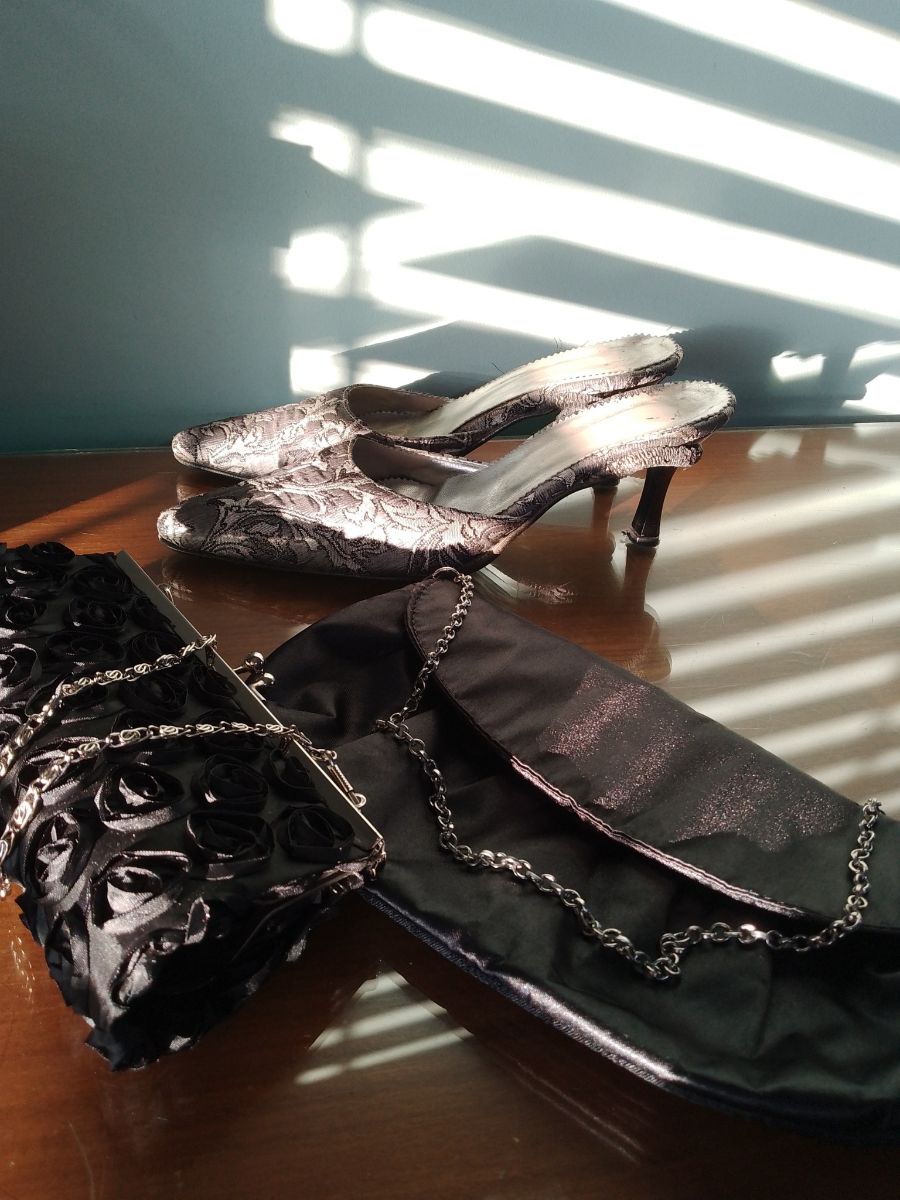 1 par de zapatos de Mujer + 1 sobre con cadena desmontable + 1 sobre de raso (para eventos)