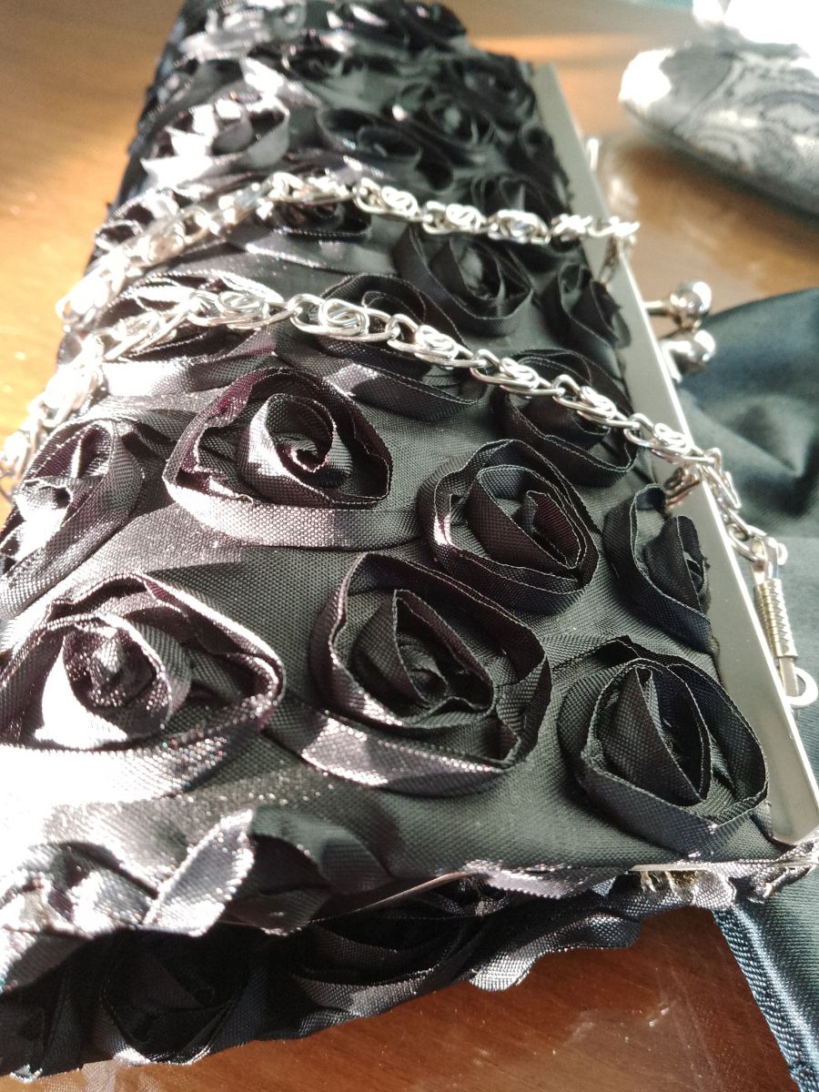 1 par de zapatos de Mujer + 1 sobre con cadena desmontable + 1 sobre de raso (para eventos)