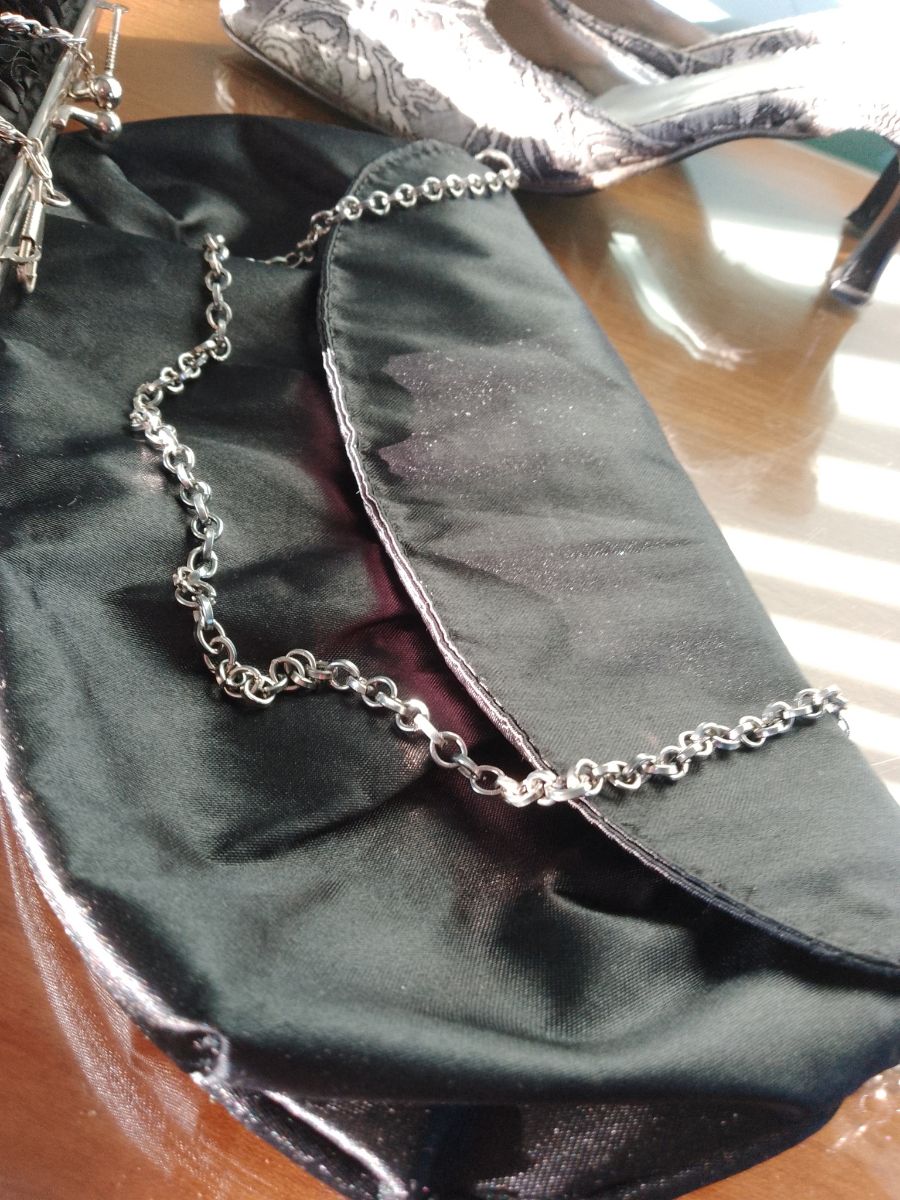 1 par de zapatos de Mujer + 1 sobre con cadena desmontable + 1 sobre de raso (para eventos)