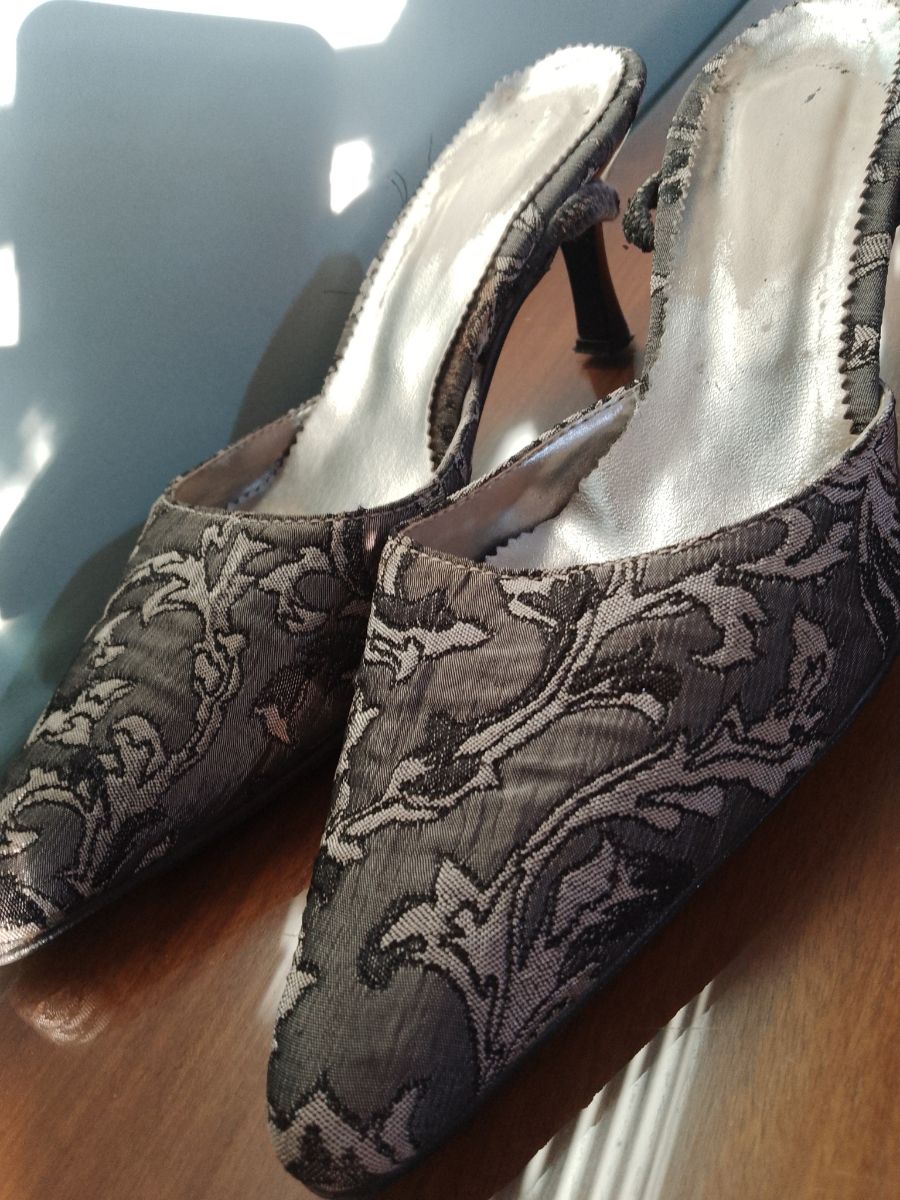 1 par de zapatos de Mujer + 1 sobre con cadena desmontable + 1 sobre de raso (para eventos)