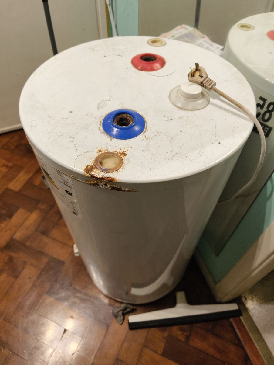 Termotanque eléctrico SAIAR 85L funcionando – usado