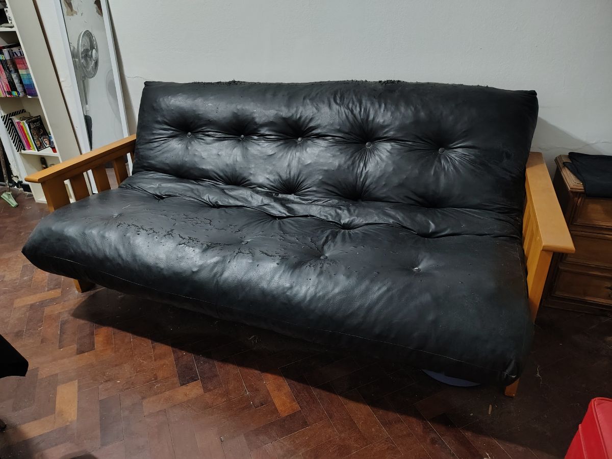 Sofa Futón 3 cuerpos, cuerina con detalles