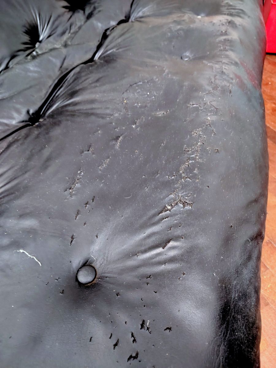 Sofa Futón 3 cuerpos, cuerina con detalles