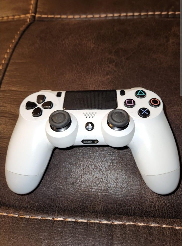Play 4 slim 800gb , con monitor , mando y periféricos