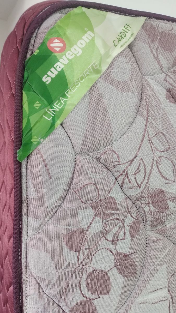 VENDO TODO! Colchón Suavegom línea Resortes Cardiff - Mesa de pino - Cómoda MDF